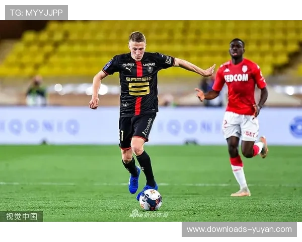 摩纳哥门将赛后安慰雷恩小将,展现体育精神